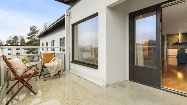 Den tofløyede balkongdøren fra 2021 åpner opp og kobler ute- og innerommet sammen.