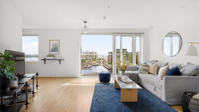 Siriskjeret 13, er en flott selveierleilighet med fin sjøutsikt, vinduer fra tak til gulv og moderne og fint design.