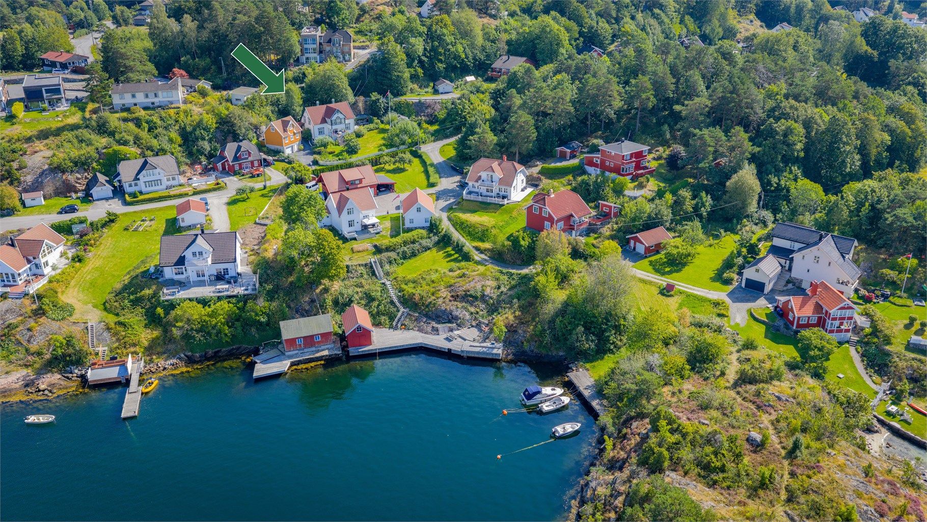 Klassisk villa med lekre sveitserdetaljer, frittliggende anneks og tinglyst rett til båtplass like ved eiendommen.
