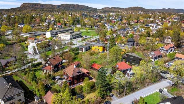 Nærområdet byr på fritidsaktiviteter som Ballerud Golf, fotballbaner og Gjønnes idrettshall.