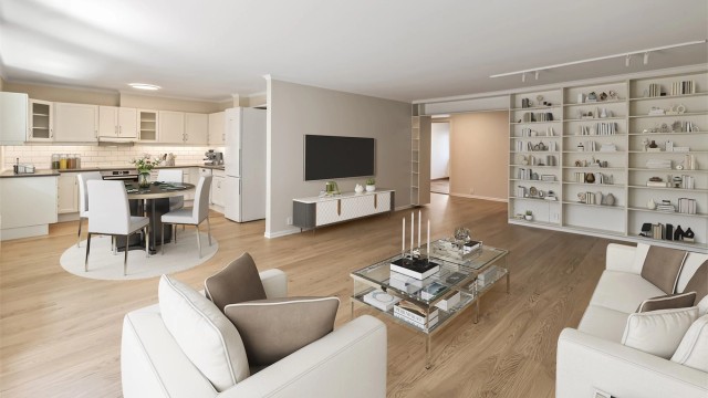 Megler er imponert over stuen som trygt kan kalles for romslig med utgang til overbygd balkong