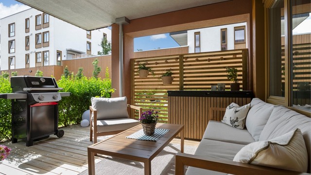 Overbygd sydvestvendt markterrasse på 13 kvm.