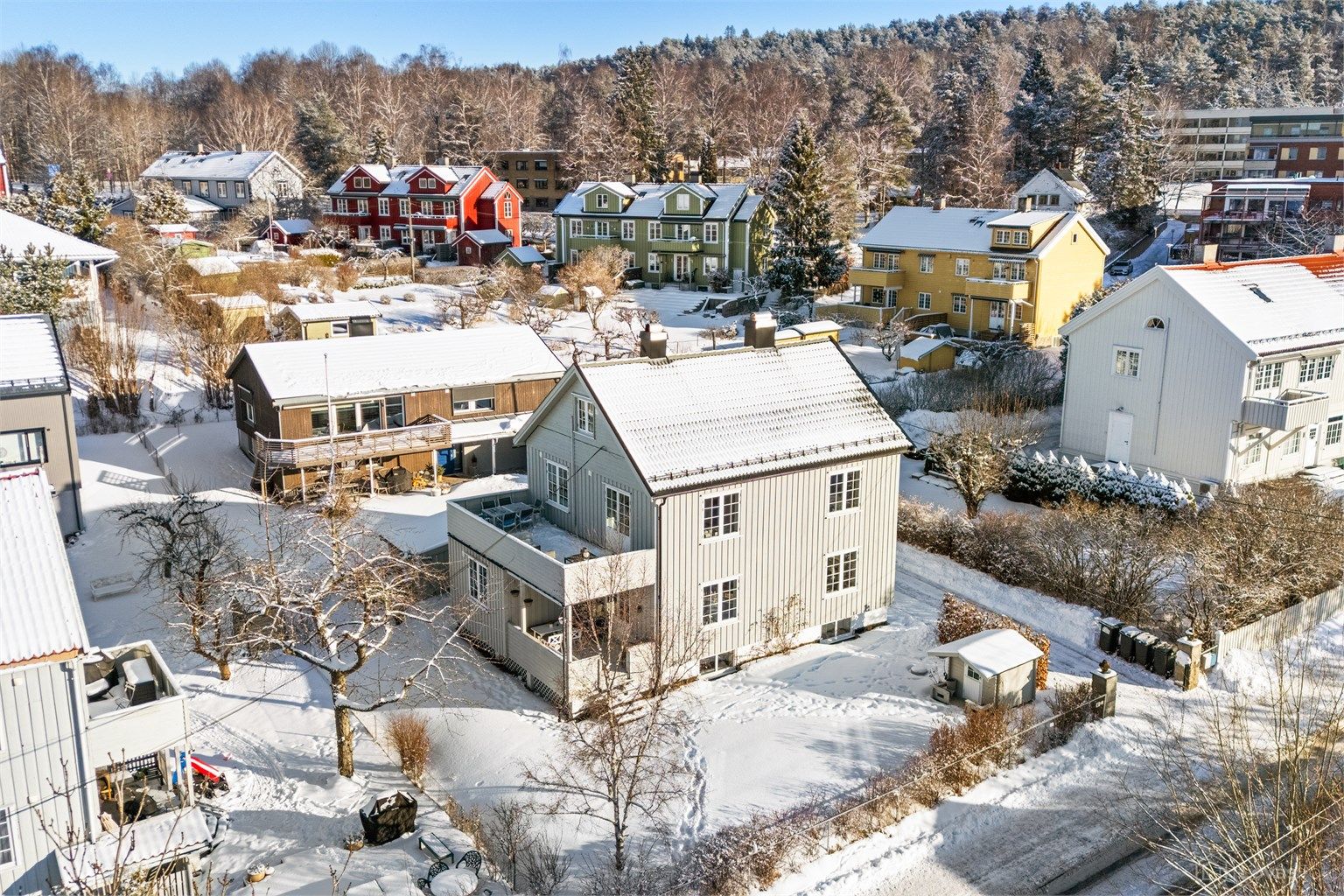 Sandstuveien 10 har en solrik og flott beliggenhet i populære og sjarmerende Holtet hageby