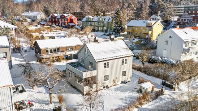 Sandstuveien 10 har en solrik og flott beliggenhet i populære og sjarmerende Holtet hageby