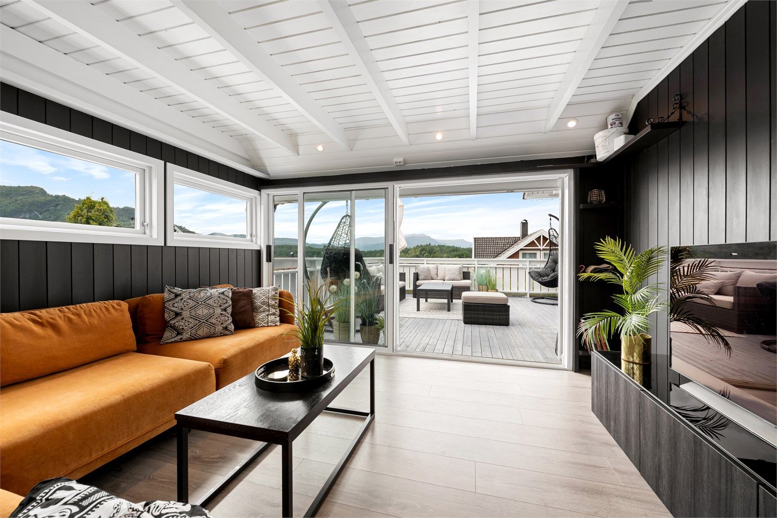 Fra hagestuen er det skyvedør ut til resten av terrassen.