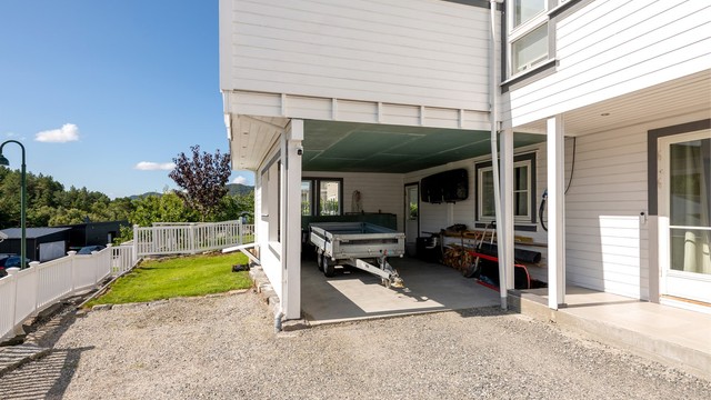 Integrert carport med støpt dekke og overbygget adkomst mot boligen.