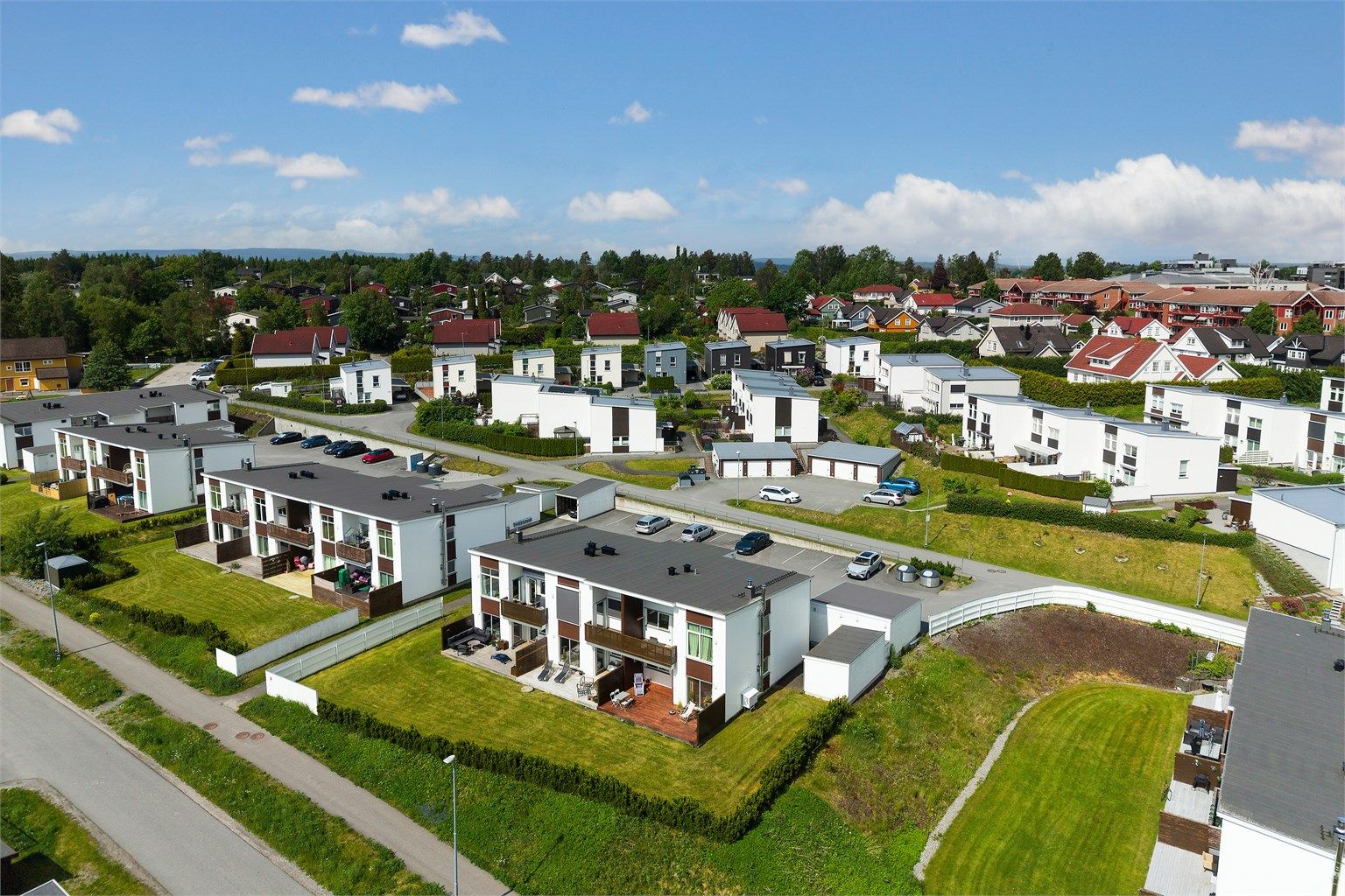 Leiligheten er en del av et veletablert sameie med 42 boligseksjoner.
