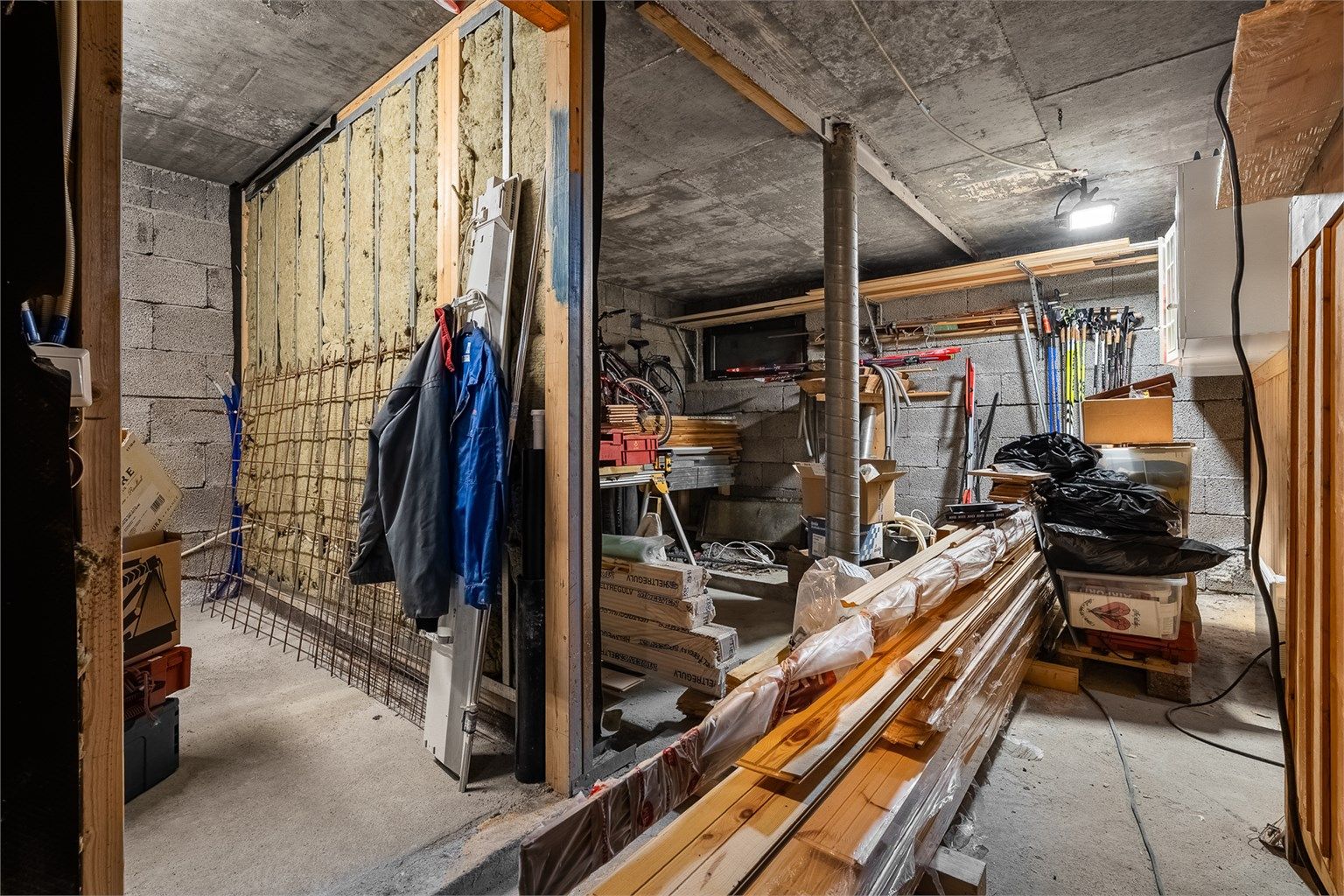 Underetasjen består av en uinnredet grovkjeller med rikelig lagringsplass.