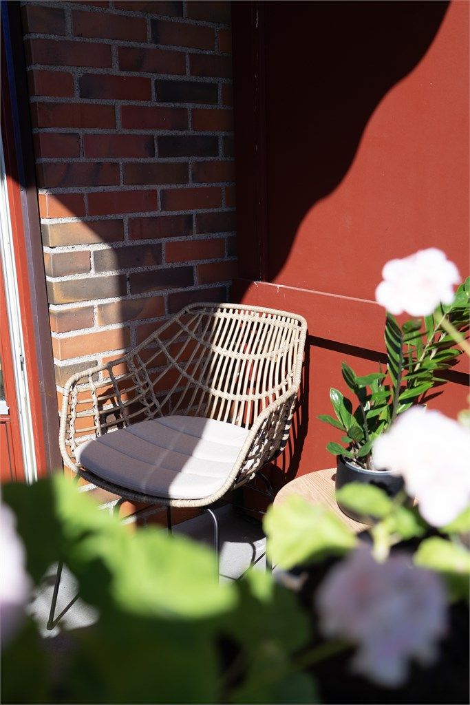 Balkongen har betongdekke, rekkverk av tre og plass til utemøbler.
