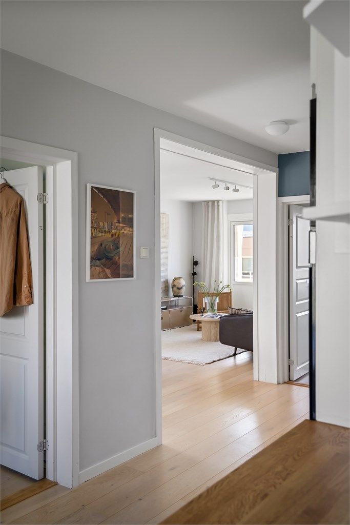 En slik type kjøkkenløsning tilfredsstiller mange behov, for deg som ønsker mye benk- og skapplass og for deg som ønsker en god kommunikasjon med gjestene i stuen