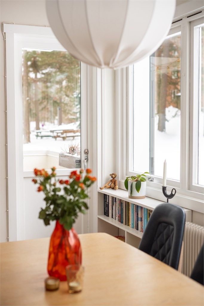 Utsyn fra stuen mot balkongen og fellesarealene.