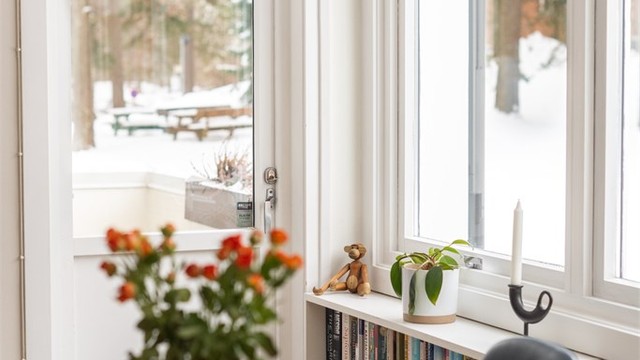 Utsyn fra stuen mot balkongen og fellesarealene.