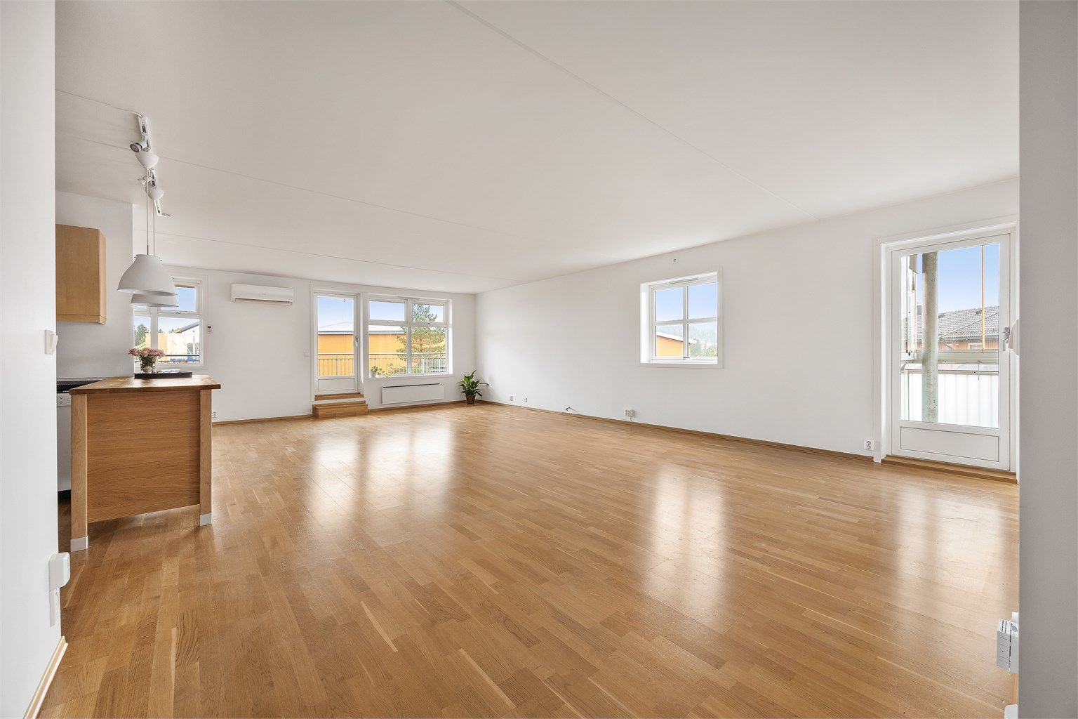 Fra stuen er det adkomst til både terrassen og den innglassede balkongen.