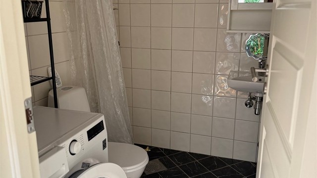 Flislagt bad med gulvvarme og opplegg for vaskemaskin