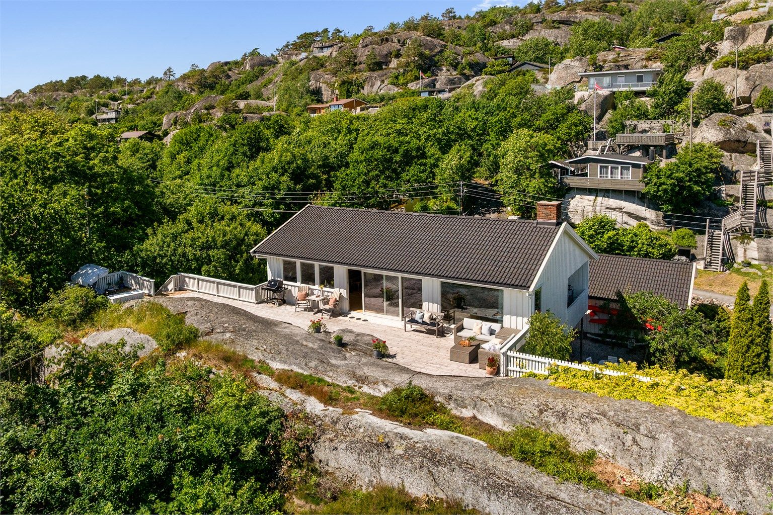 Boligen har en attraktiv og skjermet beliggenhet høyt i terrenget