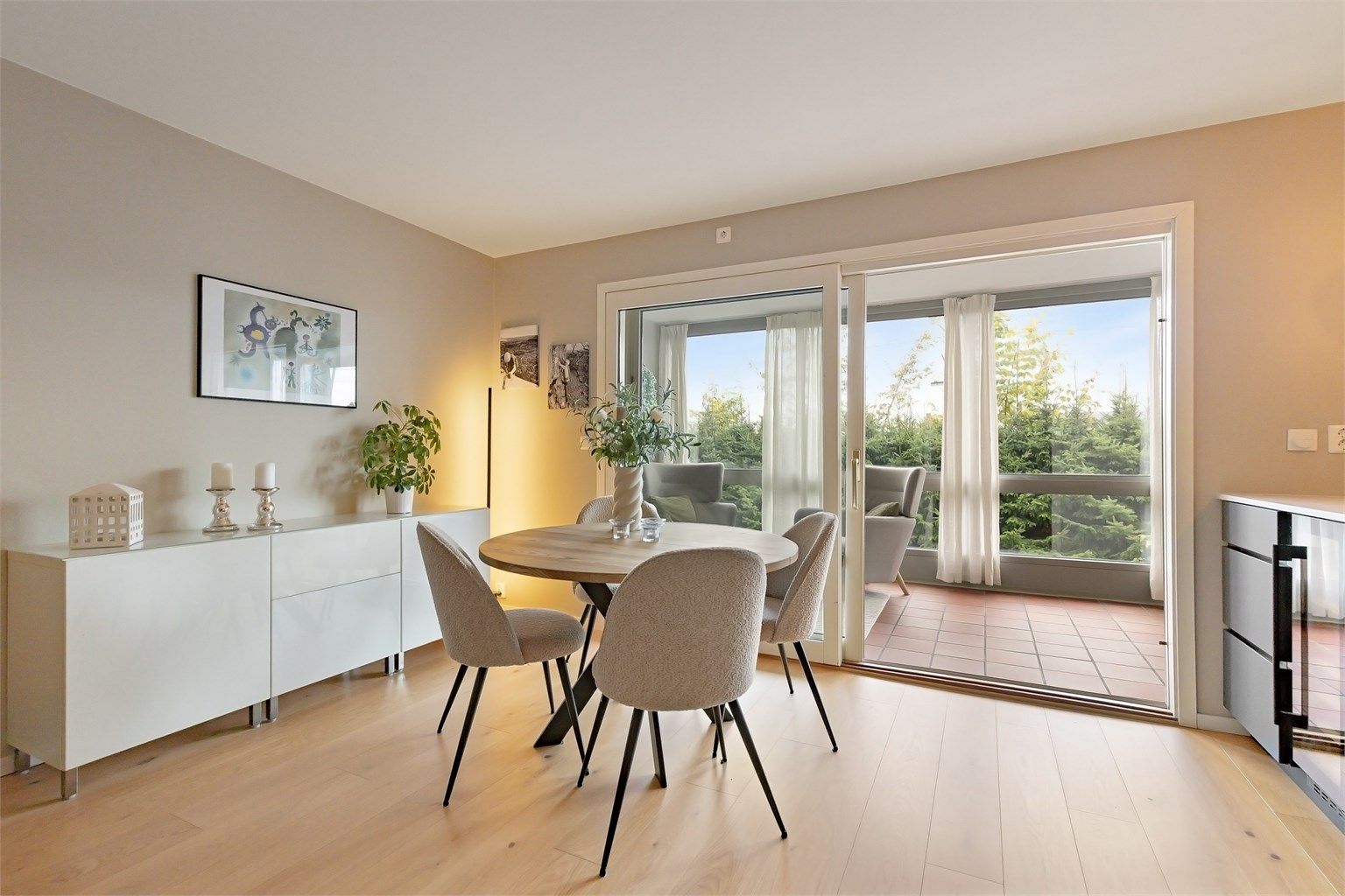 Leiligheten har en god planløsning bestående av entré, stue med åpen kjøkkenløsning (nyere kjøkken), to gode soverom, baderom og boder