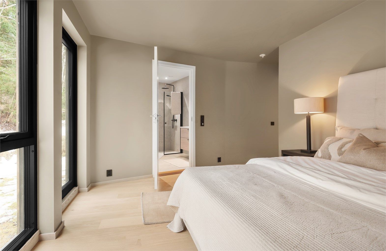 Fra hovedsoverommet er det direkte tilgang til et privat bad.