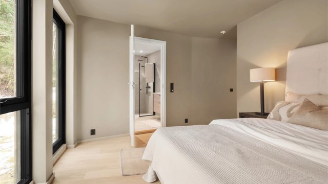 Fra hovedsoverommet er det direkte tilgang til et privat bad.