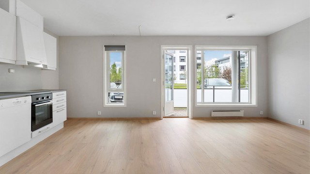 Det er lagt nytt laminatgulv, samt montert nye gulvlister i stue/kjøkken i 2026.
