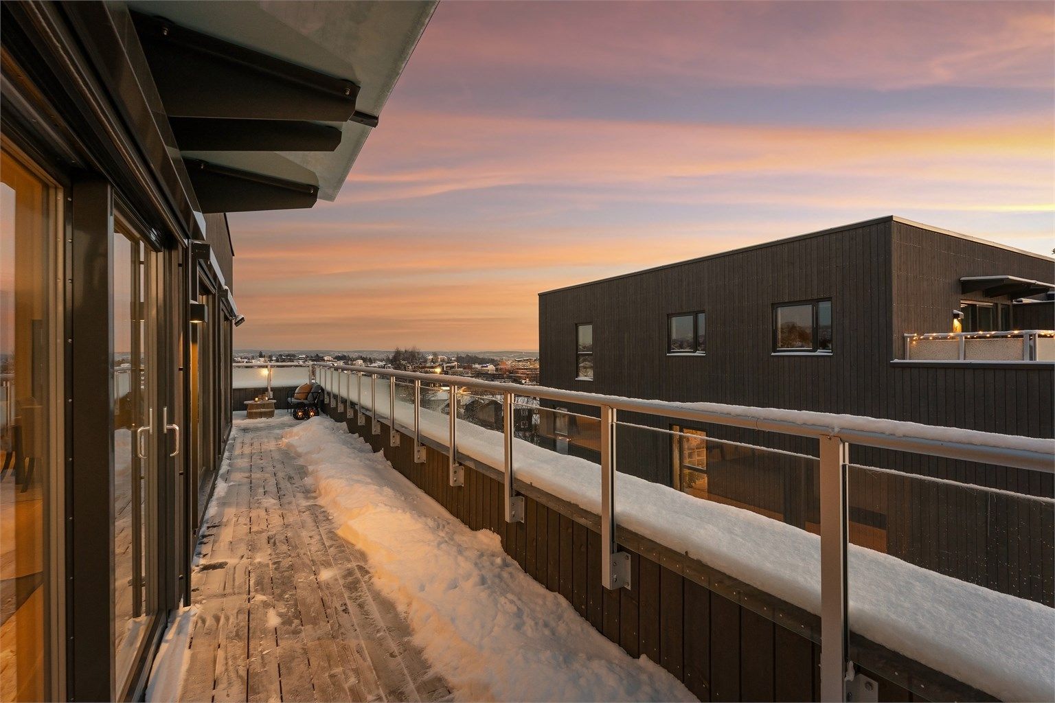 Takterrassen er på hele 66 kvm. Utgang både fra kjøkken og stue