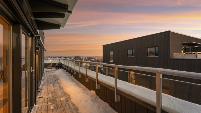 Takterrassen er på hele 66 kvm. Utgang både fra kjøkken og stue