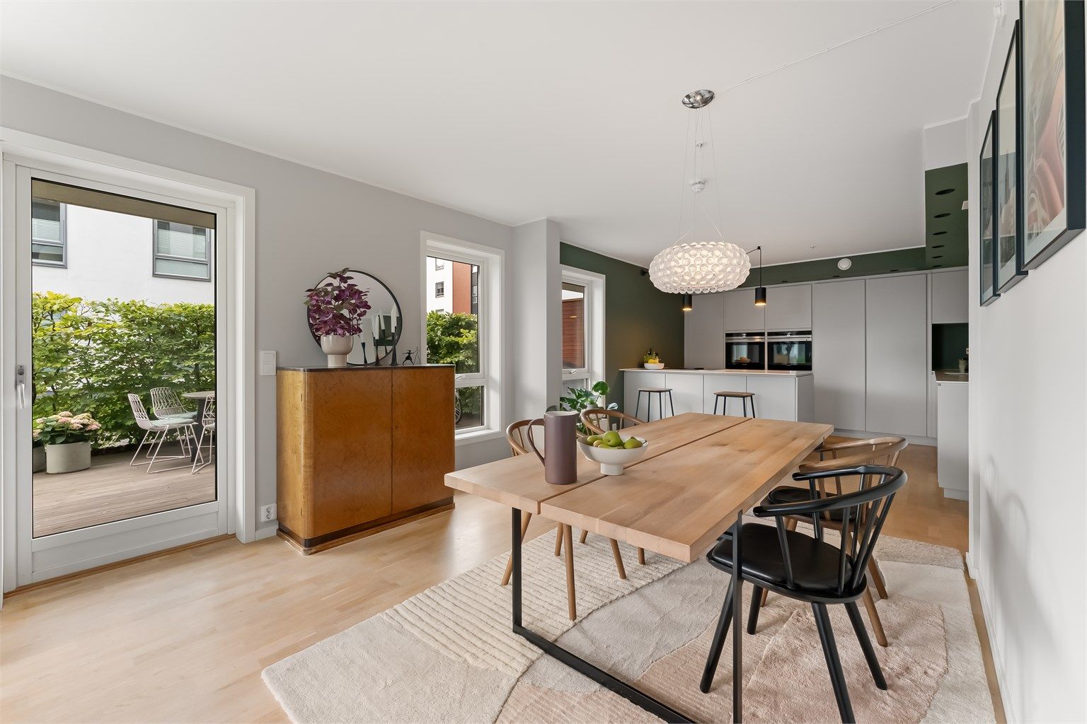 Dette er en lekker og gjennomgående 4-roms hjørneleilighet på hele 101 kvm i nyere bygg fra 2014