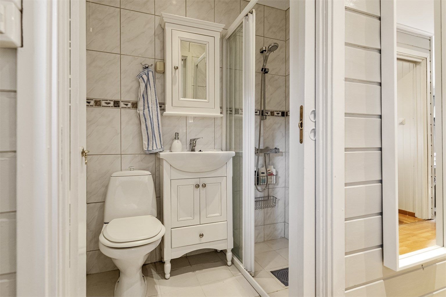 Badet har innfelte downlights i himlingen som gir god belysning.