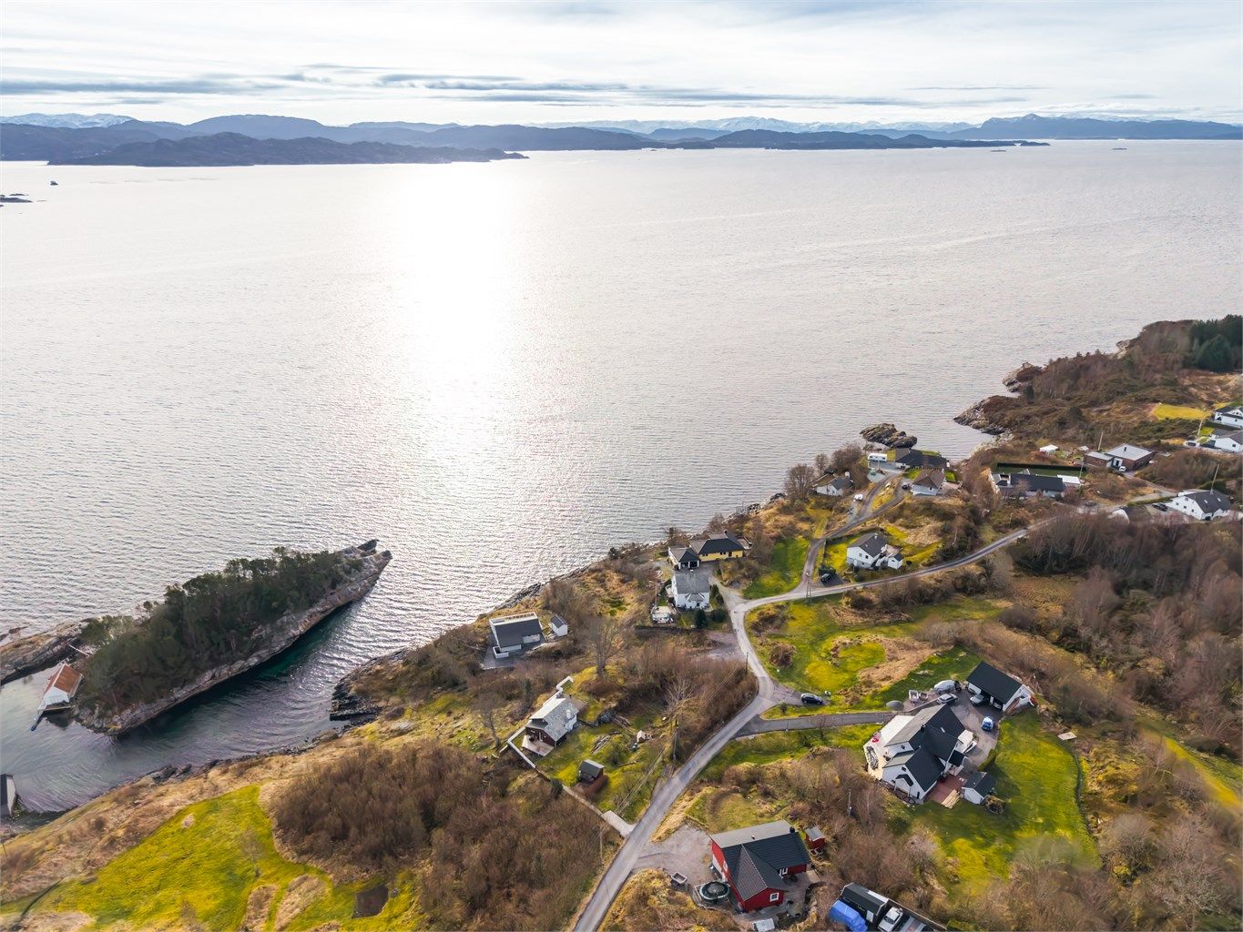 Tomten gir umiddelbar nærhet til sjøen, med rike muligheter for båtliv, fiske og bading.