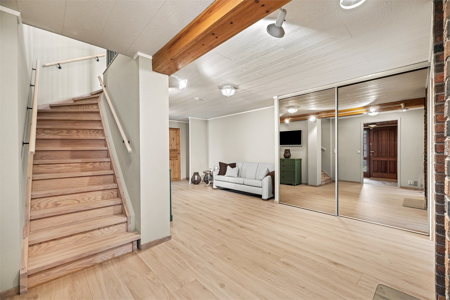 I hallen er det stor satt inn en skyvedørsgarderobe med god oppbevaringsplass.