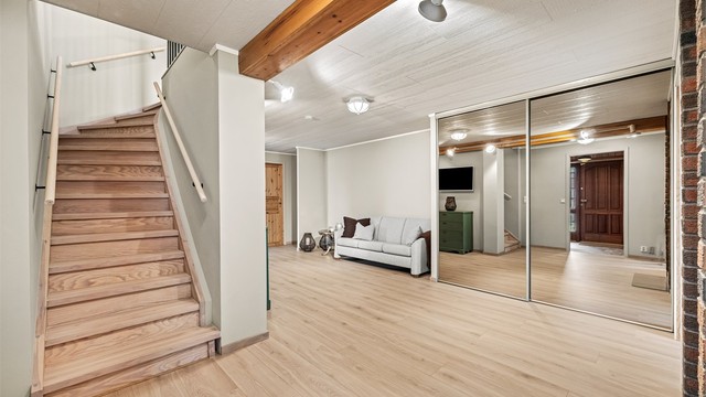 I hallen er det stor satt inn en skyvedørsgarderobe med god oppbevaringsplass.