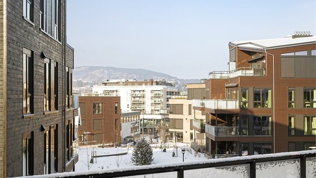 Balkongen er vestvendt og har gode solforhold og flott utsyn