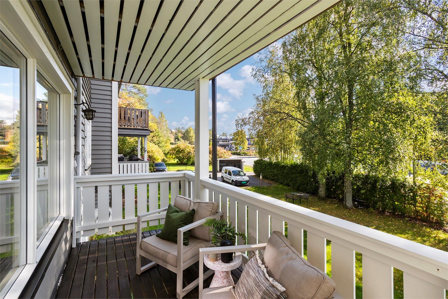 Verandaen er sydvendt og har plass til utemøbler.
