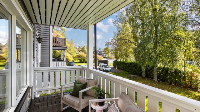 Verandaen er sydvendt og har plass til utemøbler.