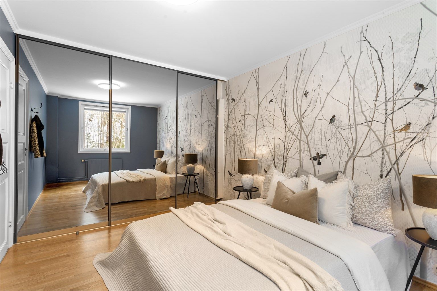 Soverom 1 med skyvedørsgarderobe