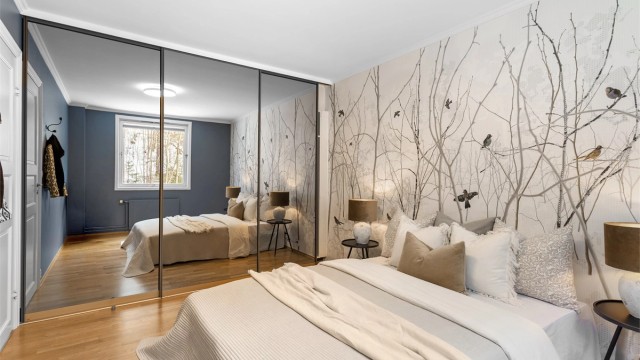 Soverom 1 med skyvedørsgarderobe