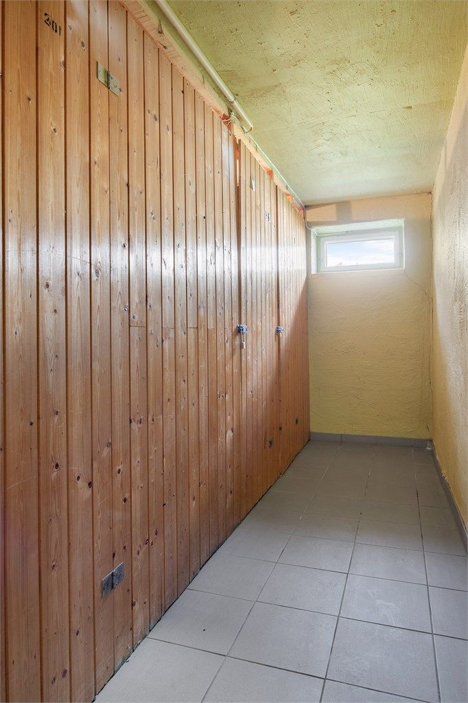 Leiligheten disponerer to boder og et skap i kjelleren for ekstra lagringsplass.