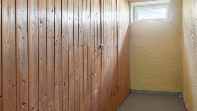 Leiligheten disponerer to boder og et skap i kjelleren for ekstra lagringsplass.