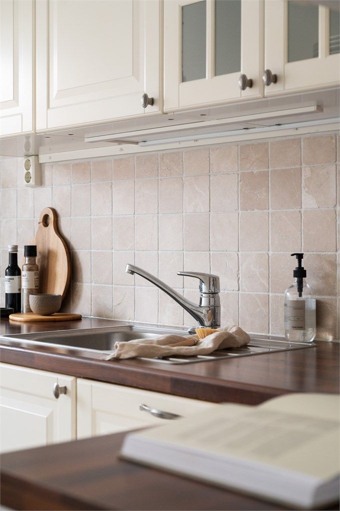 Over benkeplaten er det fliser, samt benkeskapsbelysning og stikkontakter.