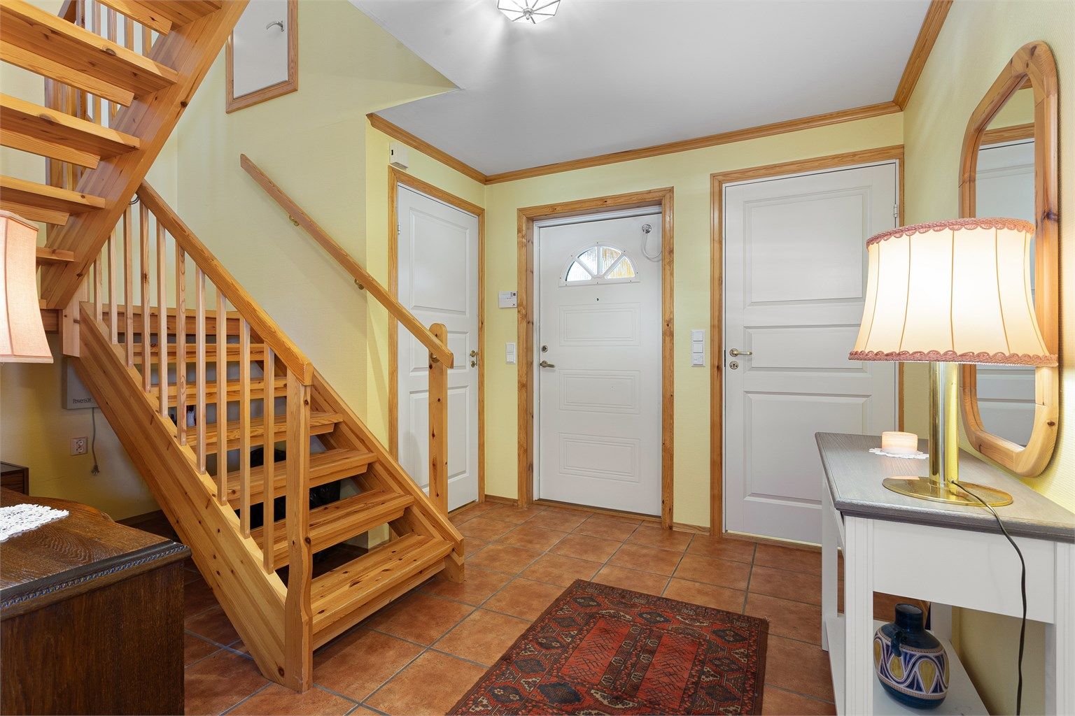 Entré med flislagt gulv og gulvvarme.