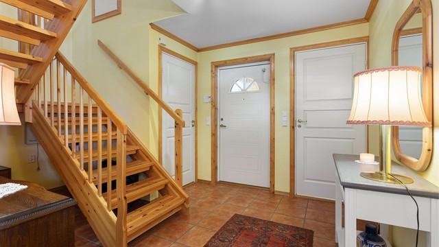 Entré med flislagt gulv og gulvvarme.