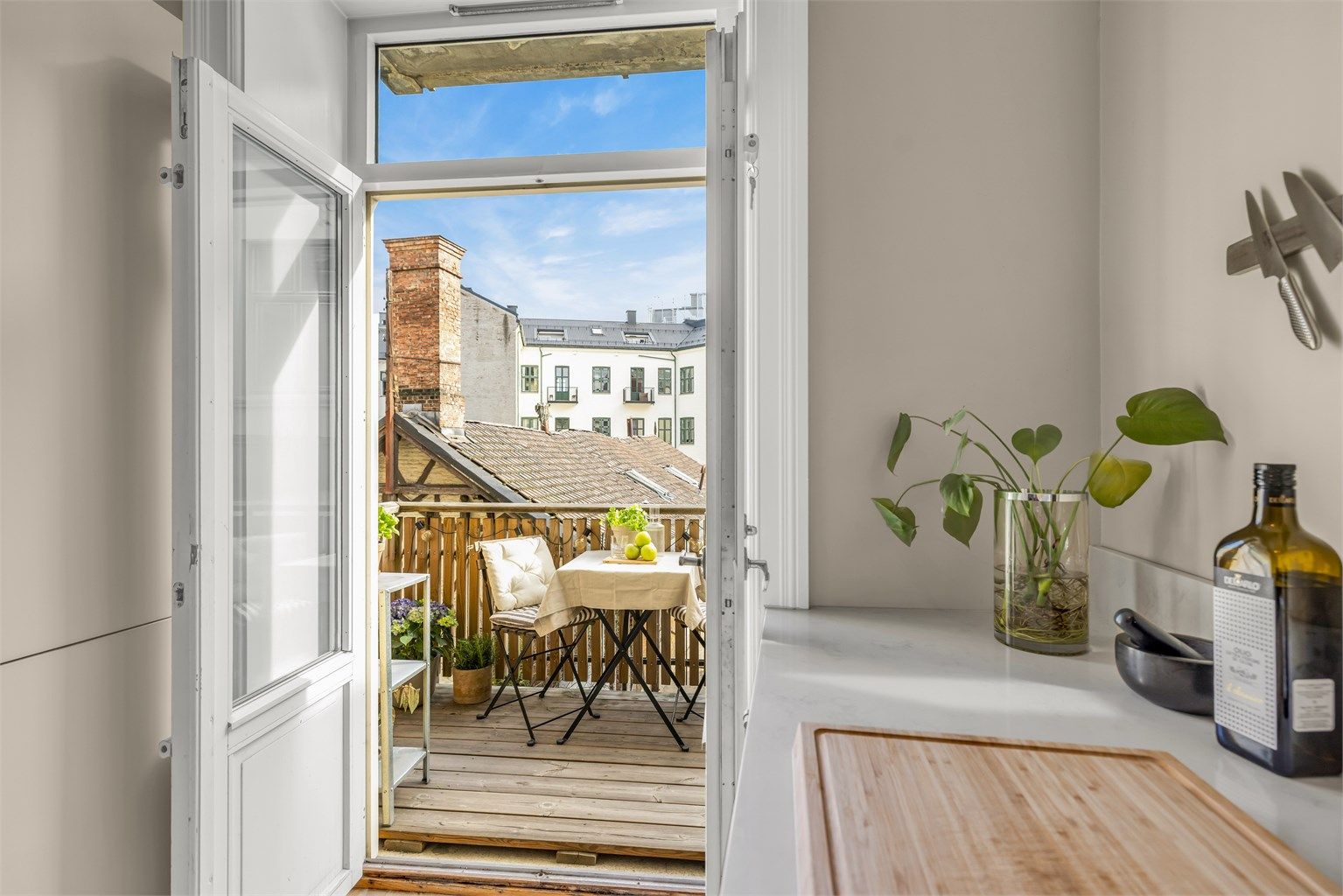 Her kan du nyte morgenkaffen og gode måltider på varme sommerdager.