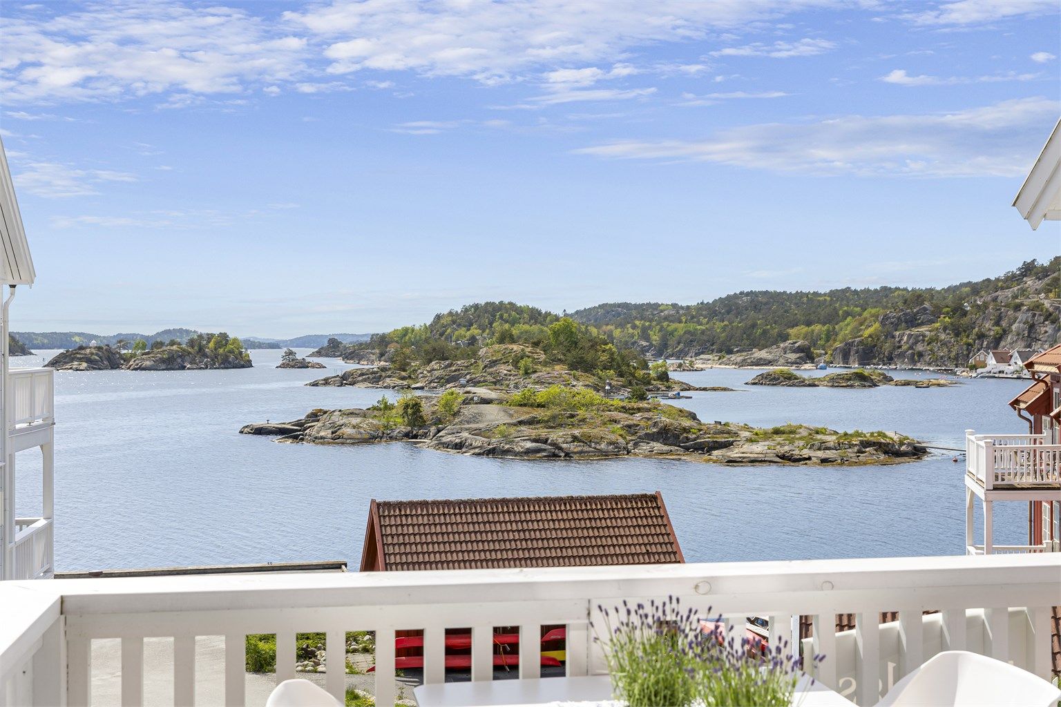 Utsikt fra veranda - Nybrygga, holmer, sjø og båtliv i horisonten