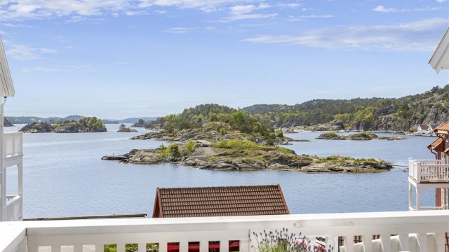 Utsikt fra veranda - Nybrygga, holmer, sjø og båtliv i horisonten