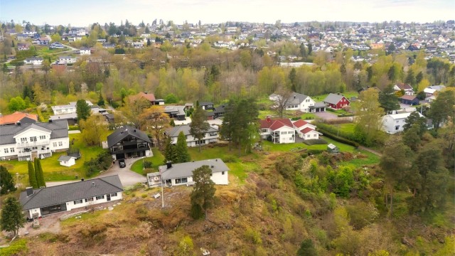 Den åpne beliggenheten gir svært gode solforhold gjennom dagen. På tomten finner man også hyggelige uteplasser, blant annet en romslig terrasse med flott utsikt mot fjorden