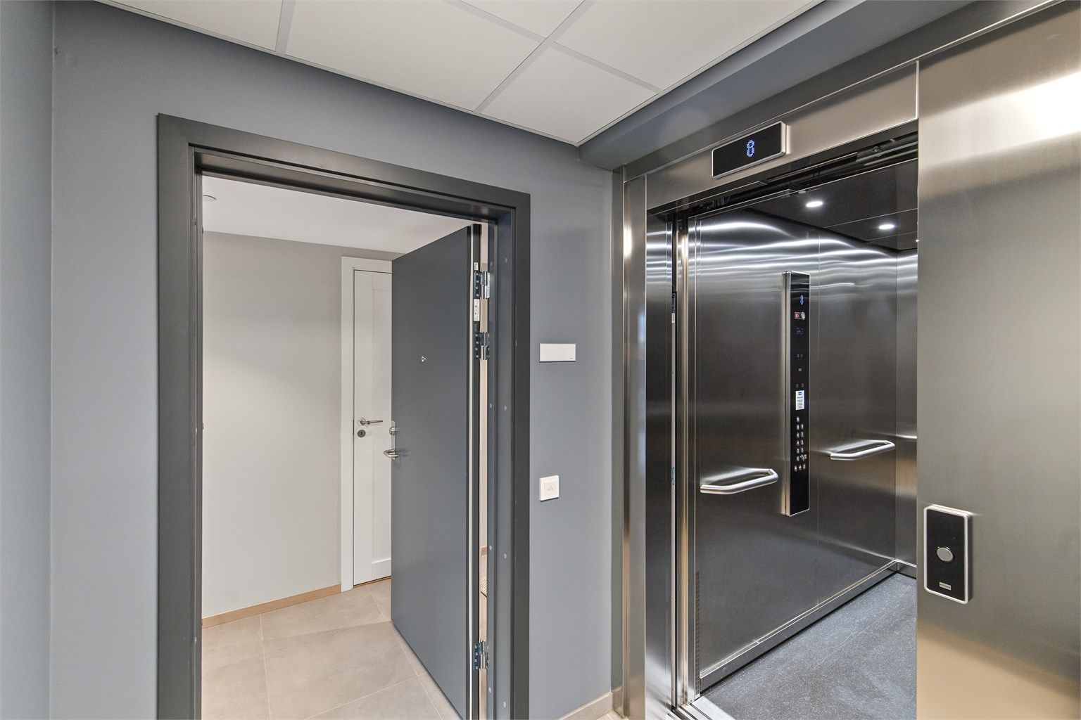Bygget har heis rett fra garasjekjelleren, hvor du disponerer egen parkeringsplass – praktisk og trygt