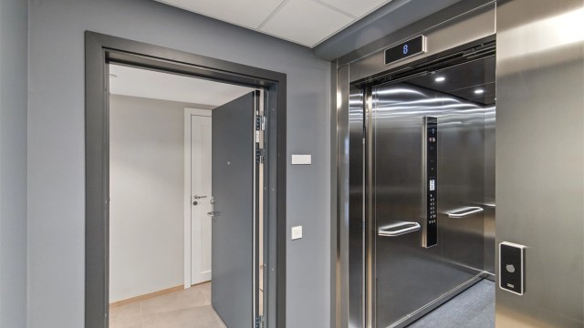 Bygget har heis rett fra garasjekjelleren, hvor du disponerer egen parkeringsplass – praktisk og trygt