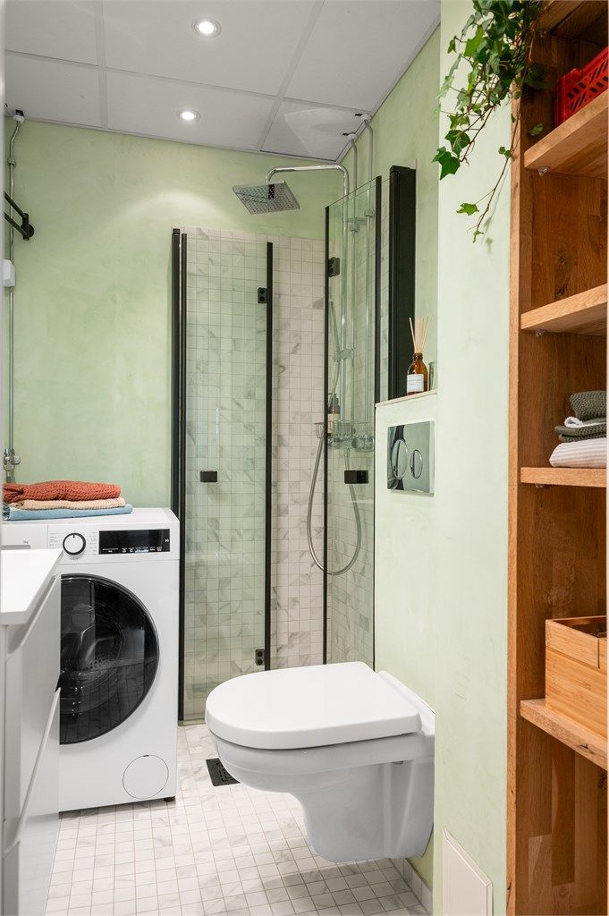 Gulvet har elektriske varmekabler og er belagt med fliser og det er downlights i himling. Videre er det opplegg for vaskemaskin.