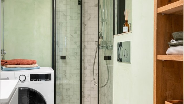 Gulvet har elektriske varmekabler og er belagt med fliser og det er downlights i himling. Videre er det opplegg for vaskemaskin.