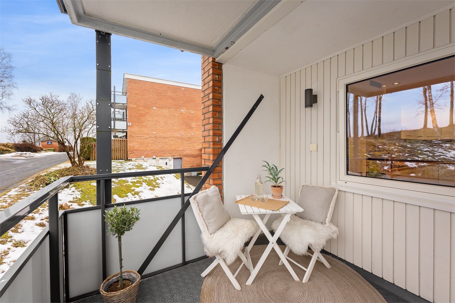 Uteplassen er utstyrt med både utelys og stikkontakt.