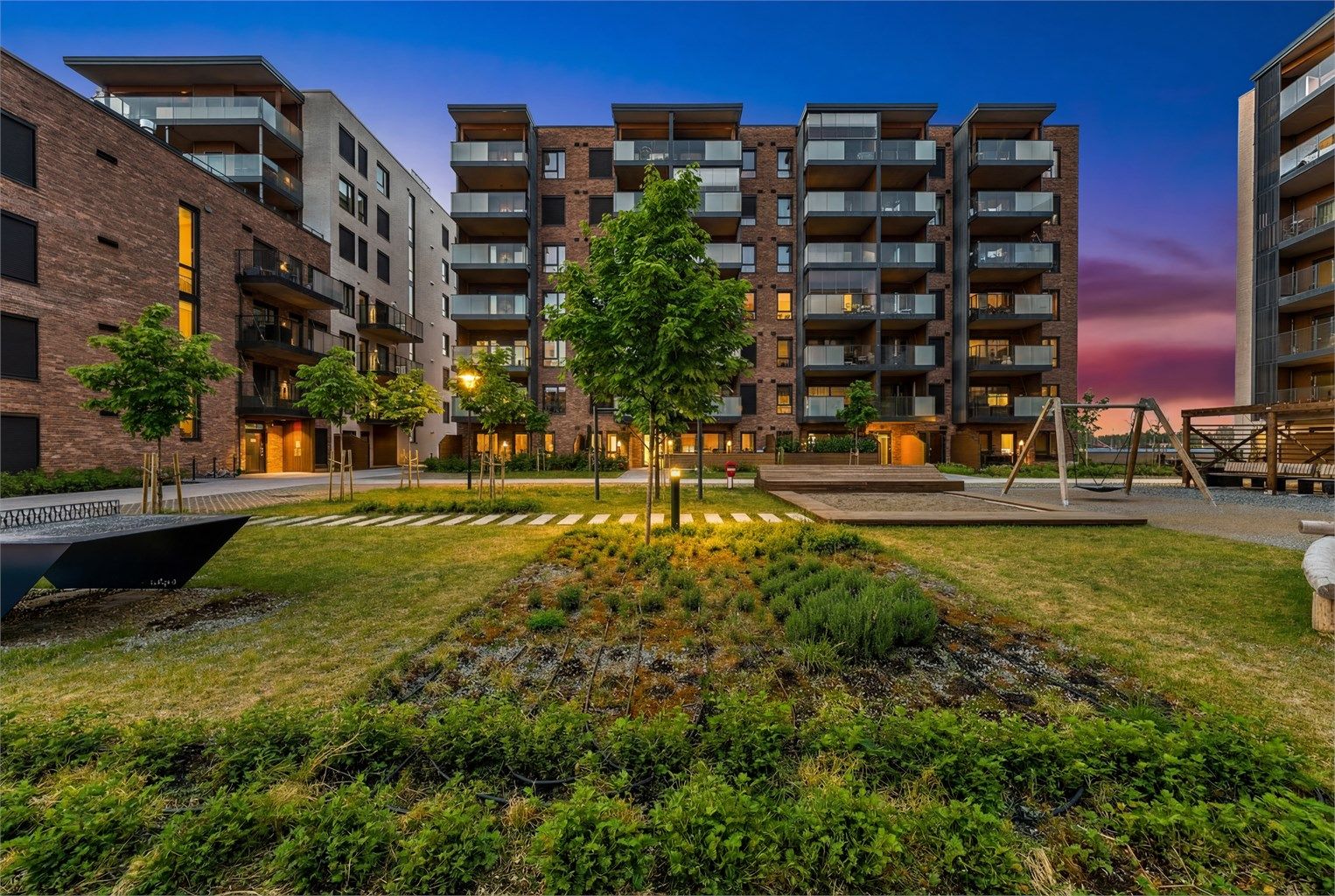 En sportsbod på 3 m² i underetasjen medfølger, noe som gir ekstra lagringsplass.